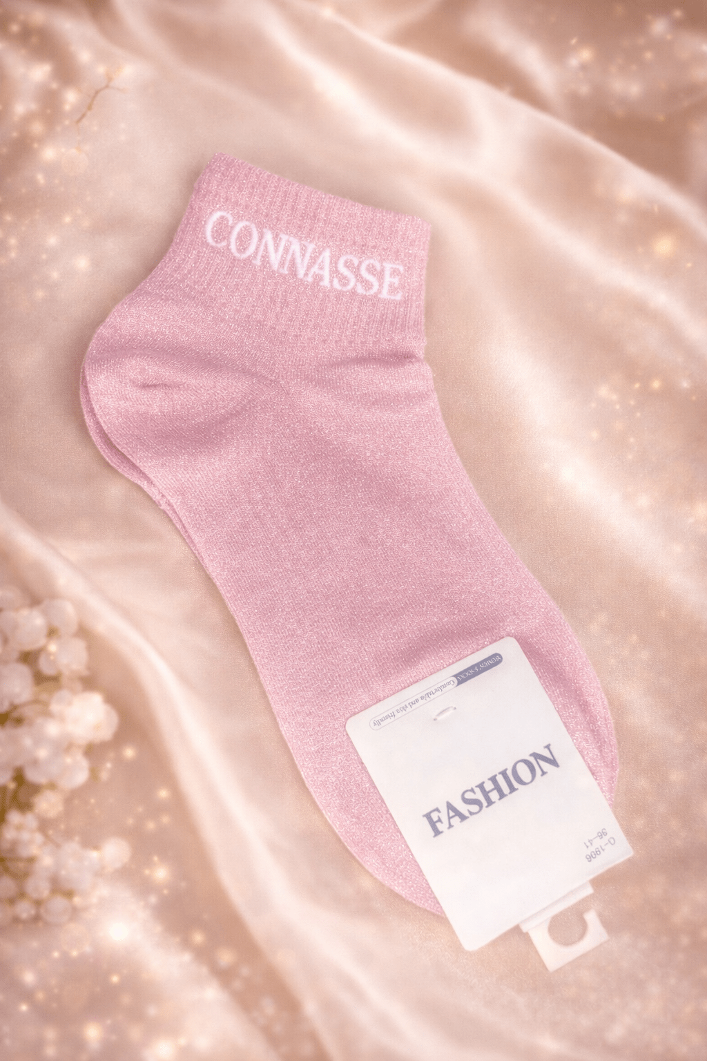 Chaussette rose tendre effet glitter avec "Connasse" blanc – douceur piquante.