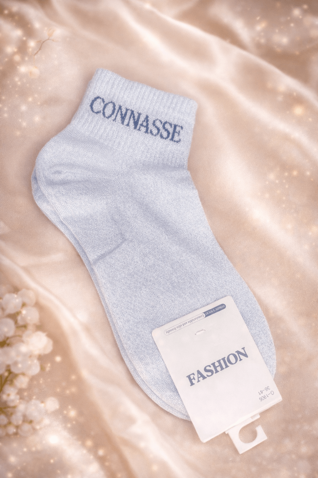 Chaussette blanc avec inscription "Connasse" noire – style épuré et insolent.