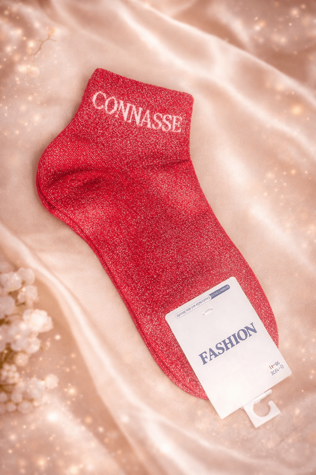 Chaussette rouge pétard scintillante avec lettrage blanc "Connasse" – rebelle et flamboyante.