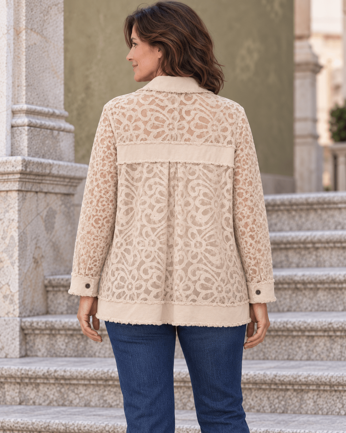 Dos de la surchemise Alba beige avec dentelle florale et bande de coton effilochée