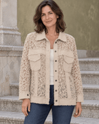 Surchemise Alba beige en coton et dentelle portée ouverte avec un débardeur écru