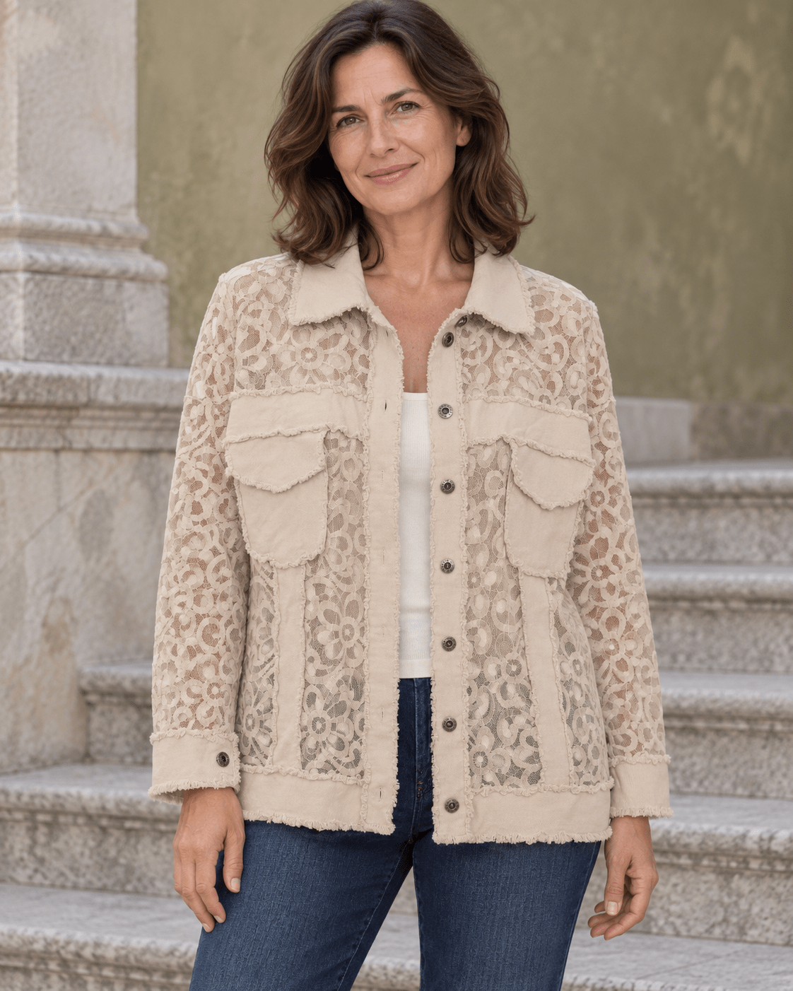 Surchemise Alba beige en coton et dentelle portée ouverte avec un débardeur écru