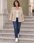Silhouette entière en surchemise Alba beige, jean indigo et baskets blanches