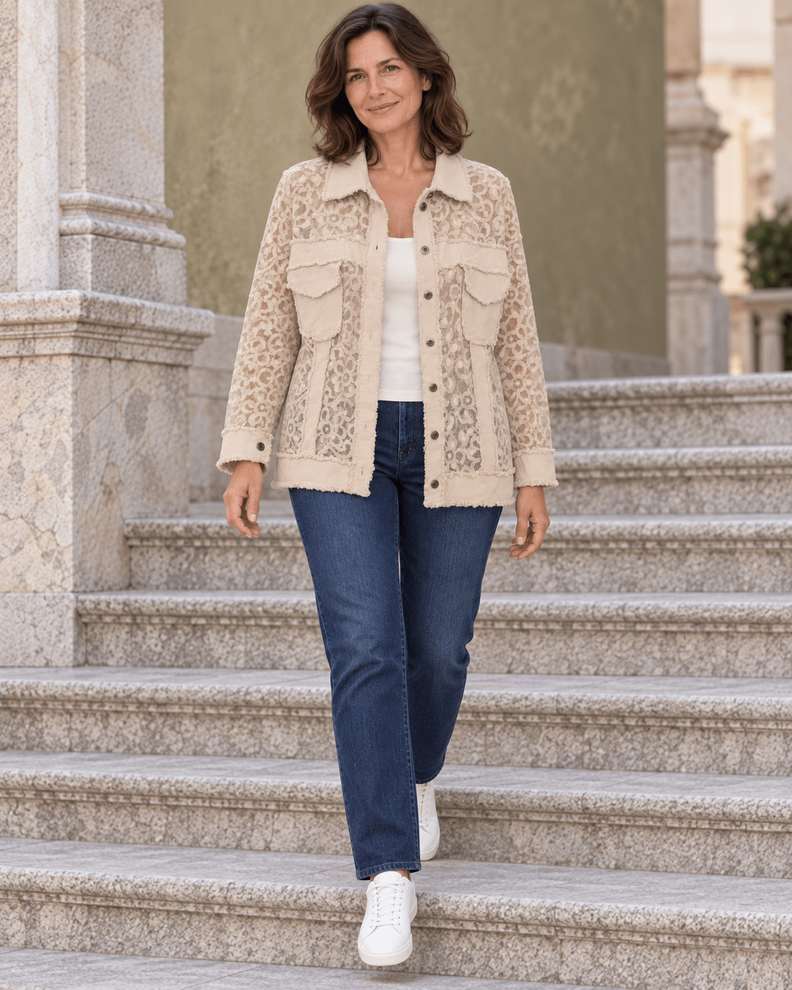Silhouette entière en surchemise Alba beige, jean indigo et baskets blanches