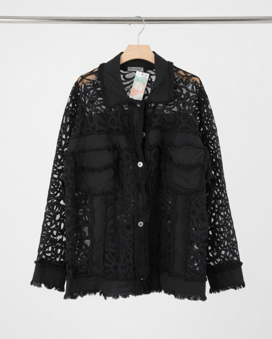 Surchemise Alba noire femme avec dentelle ajourée, poches plaquées et finitions effilochées, vue complémentaire 2
