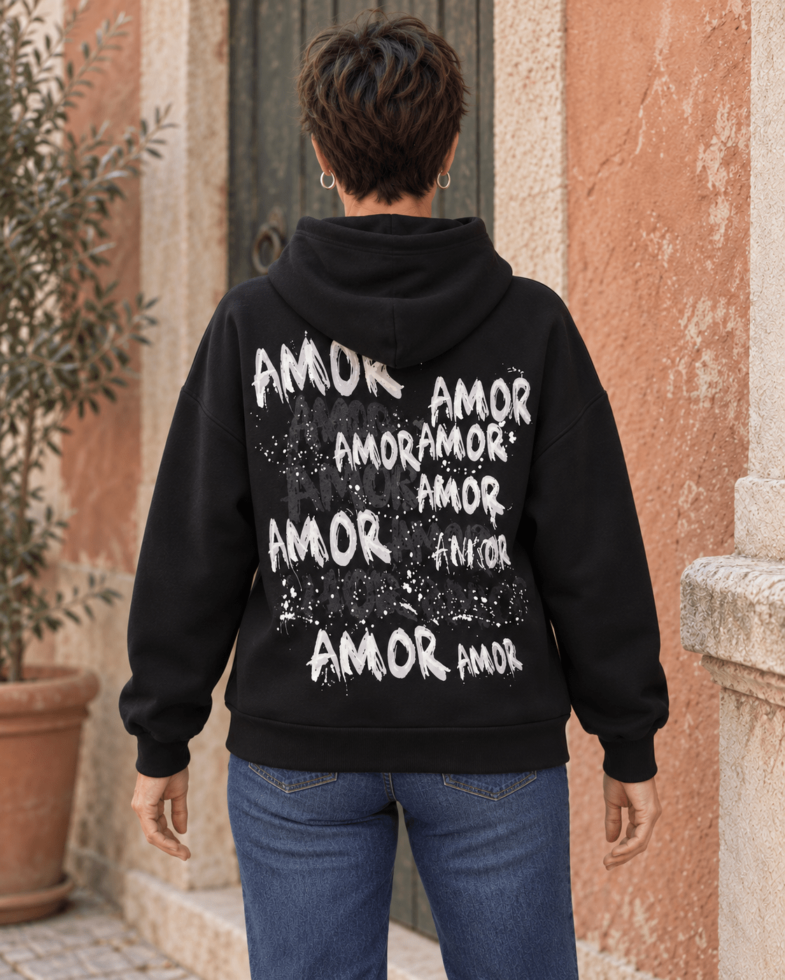 Dos du sweat AMOR noir avec inscriptions et éclaboussures blanches