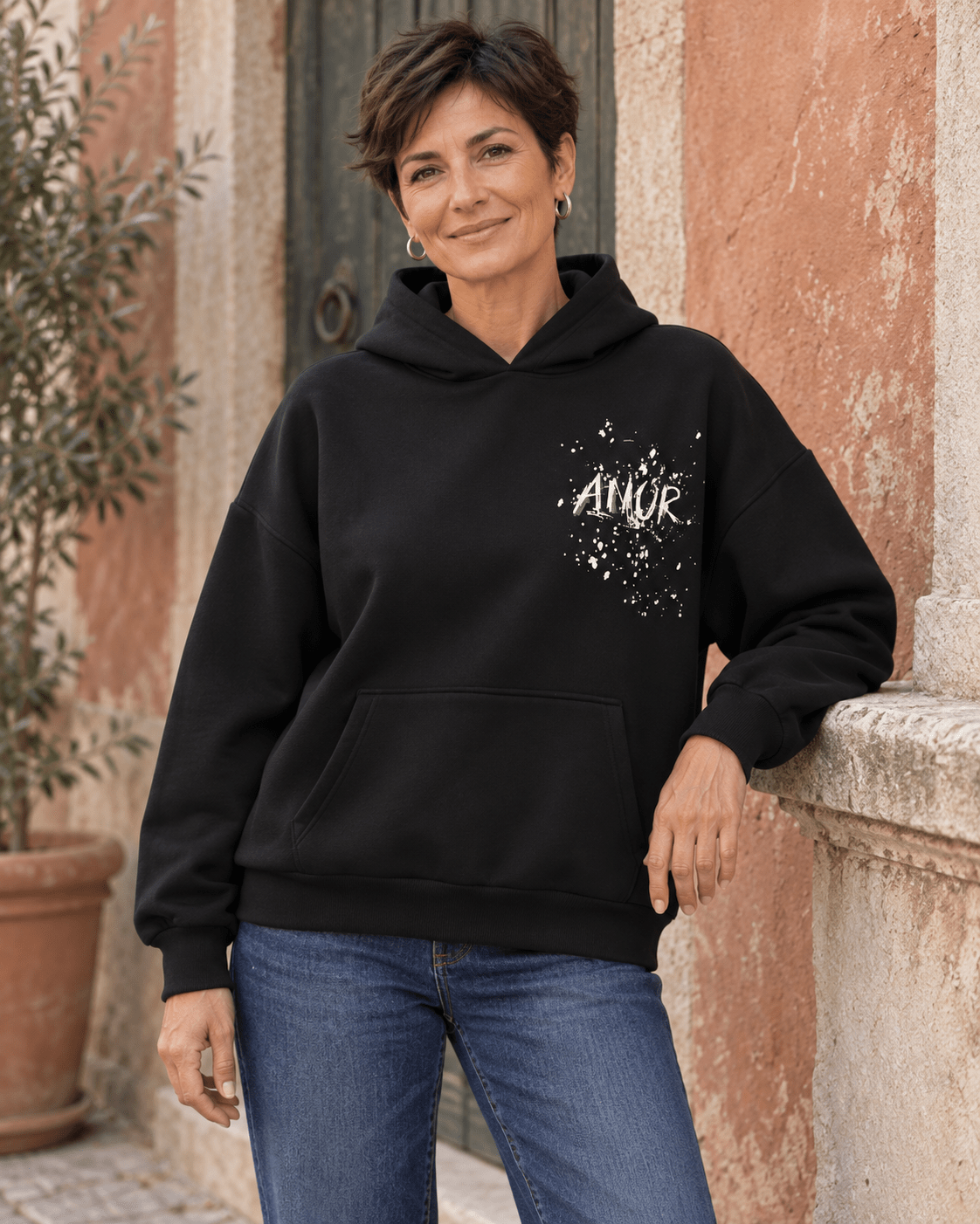 Sweat AMOR noir porté de face, motif poitrine et poche kangourou