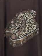 Détail du motif sneakers léopard et des strass du Sweat Bari chocolat