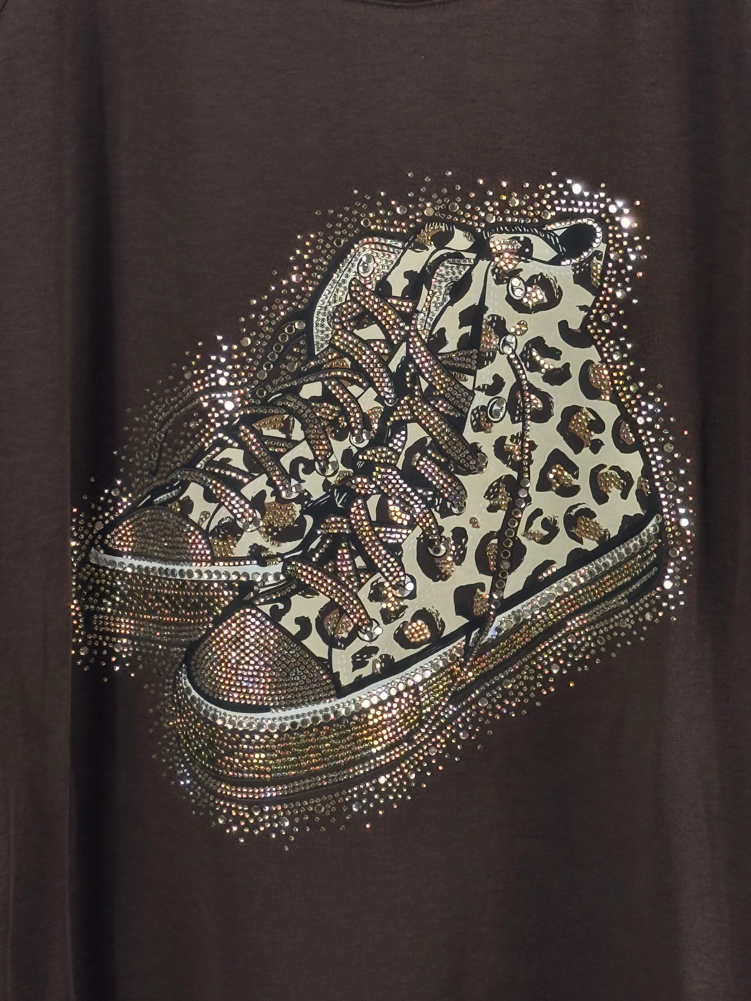 Détail du motif sneakers léopard et des strass du Sweat Bari chocolat
