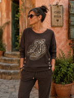 Sweat Bari chocolat porté en ensemble, motif sneakers léopard, strass et boutons bijoux
