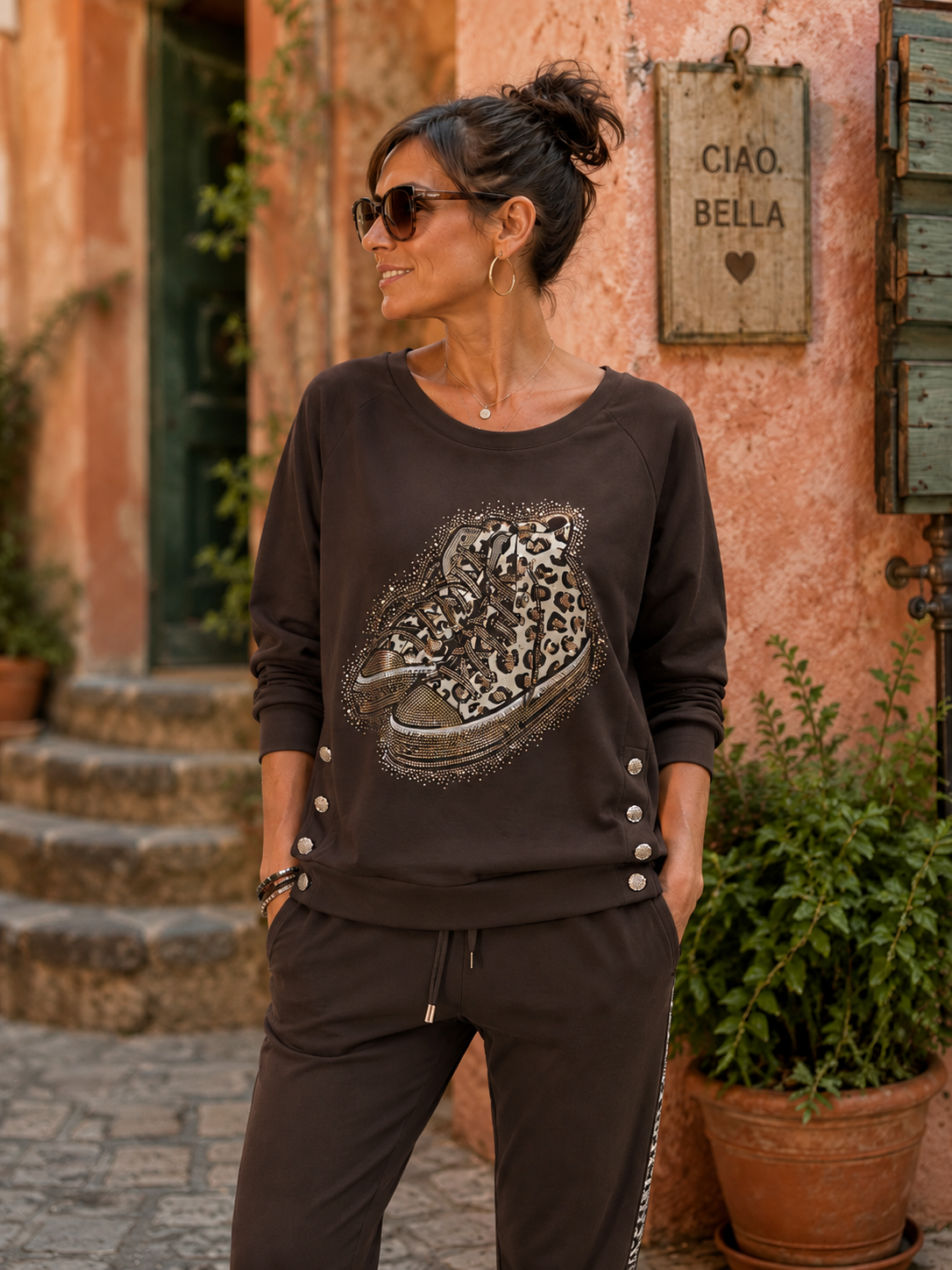 Sweat Bari chocolat porté en ensemble, motif sneakers léopard, strass et boutons bijoux