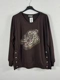 Sweat Bari chocolat avec sneakers léopard, strass et boutons bijoux, vue de face