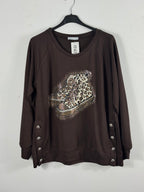 Sweat Bari chocolat avec sneakers léopard, strass et boutons bijoux, vue de face
