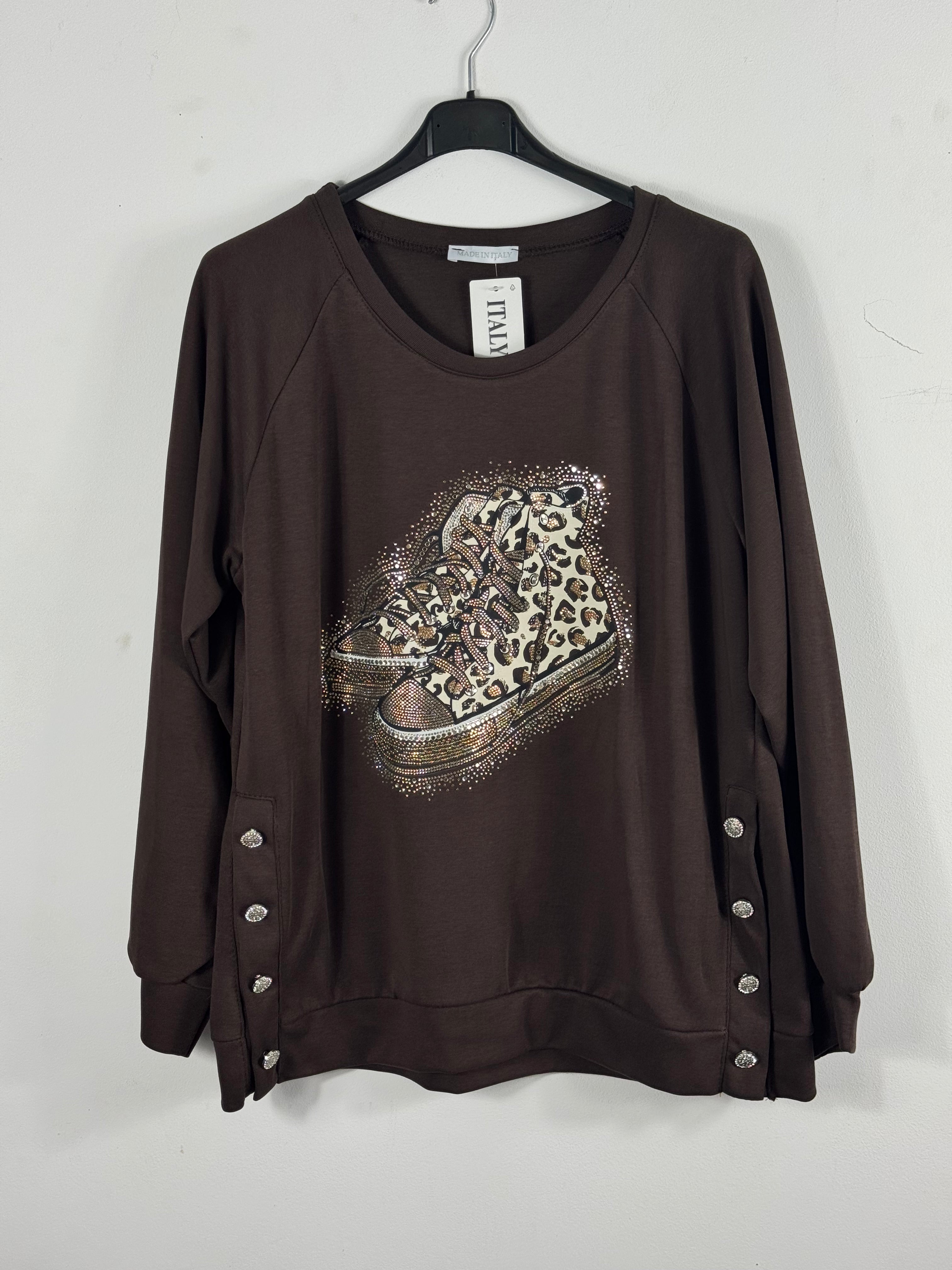 Sweat Bari chocolat avec sneakers léopard, strass et boutons bijoux, vue de face