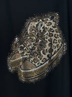 Détail du motif sneakers léopard et des strass du Sweat Bari noir