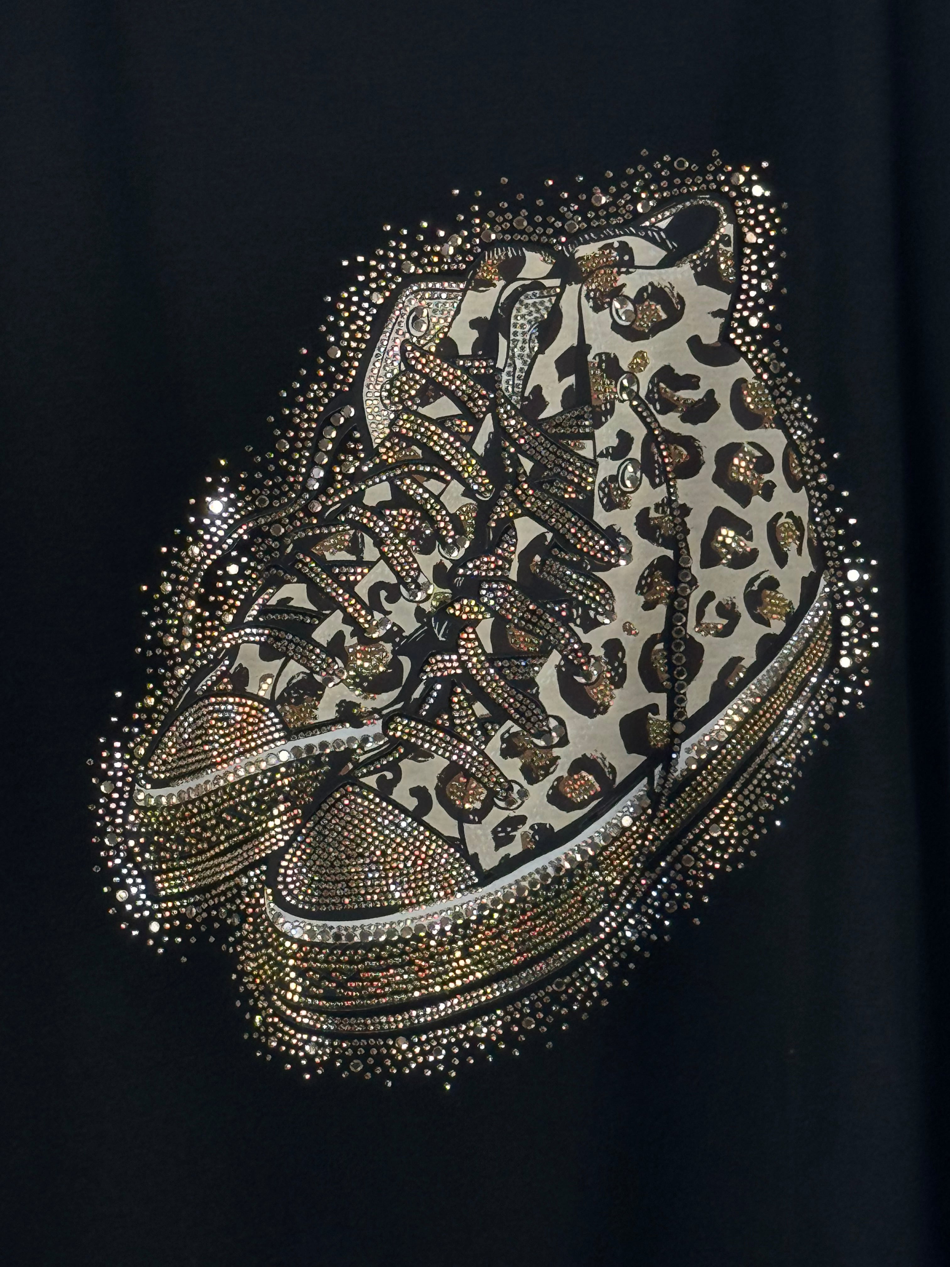 Détail du motif sneakers léopard et des strass du Sweat Bari noir