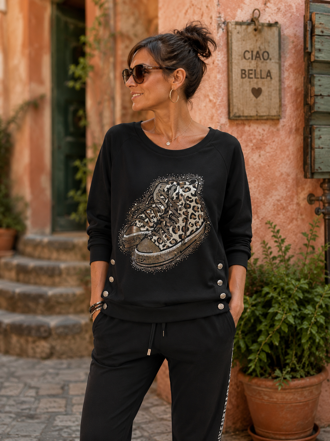 Sweat Bari noir porté en ensemble, motif sneakers léopard, strass et boutons bijoux