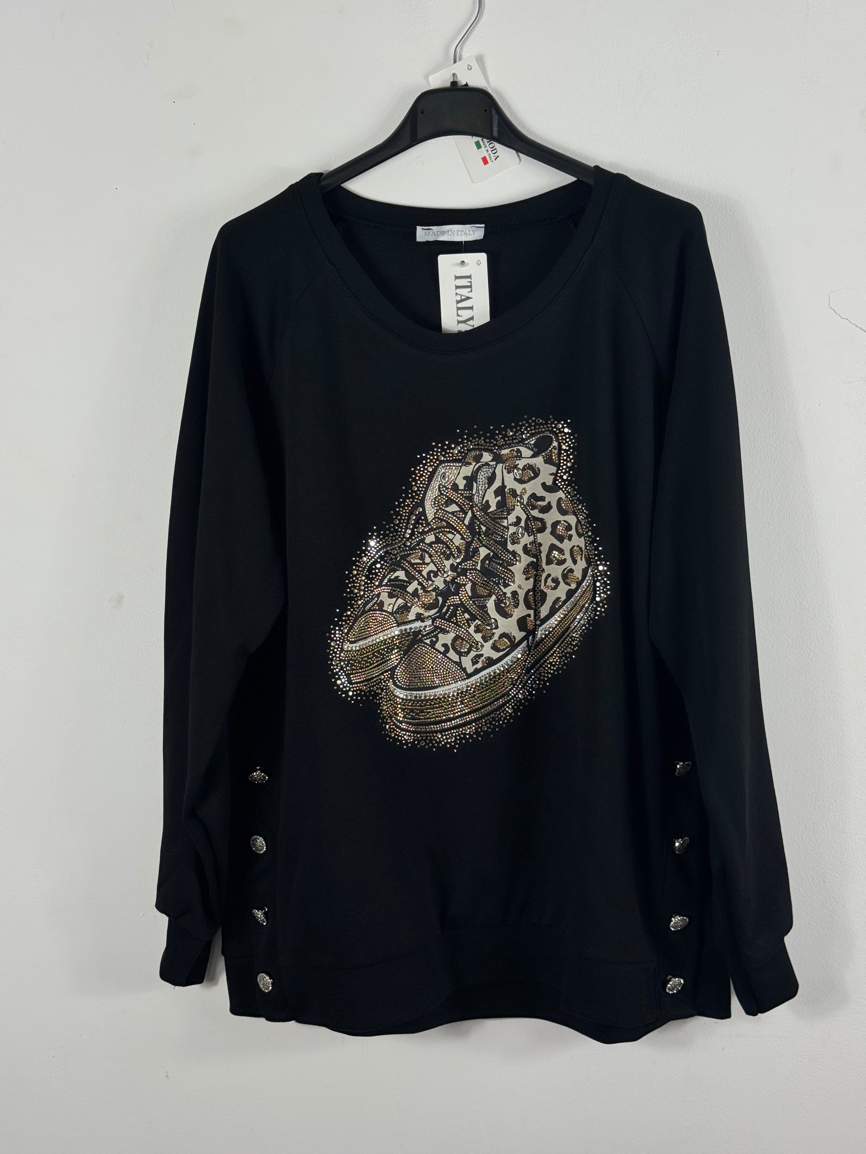 Sweat Bari noir avec sneakers léopard, strass et boutons bijoux, vue de face