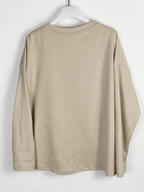Dos uni du sweat beige sur cintre avec coutures aux épaules descendues, photo retouchée.