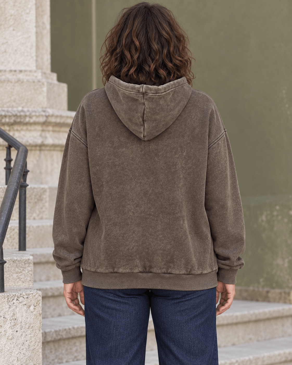 Dos uni délavé et capuche du sweat Bunny Crush chocolat