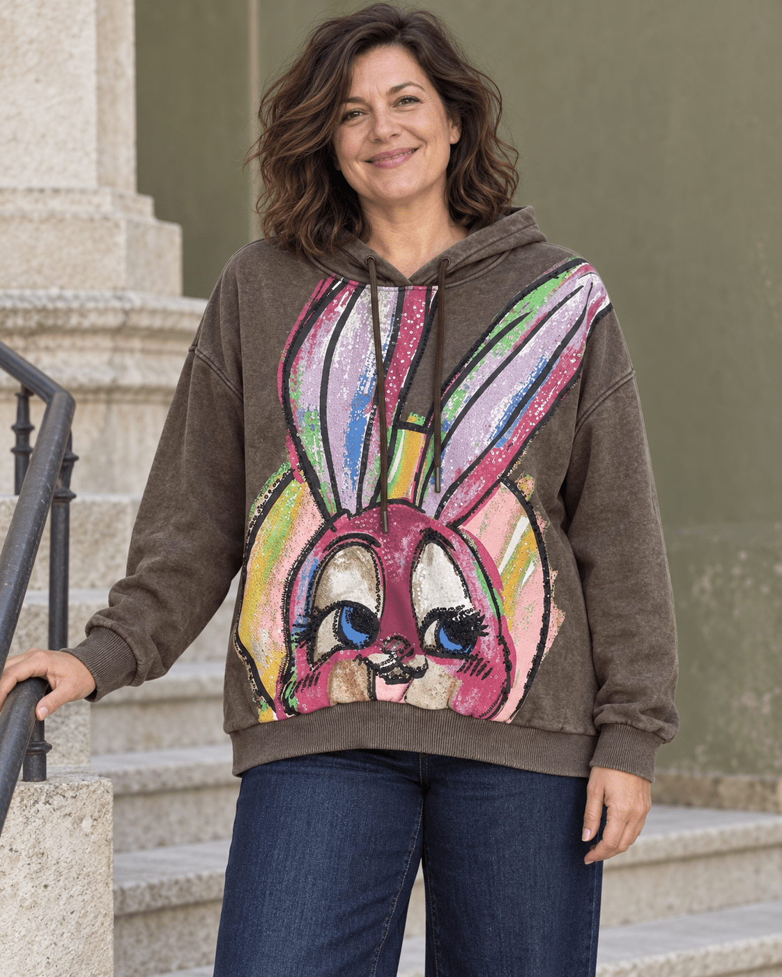 Sweat Bunny Crush chocolat délavé porté de face, motif lapine multicolore à sequins