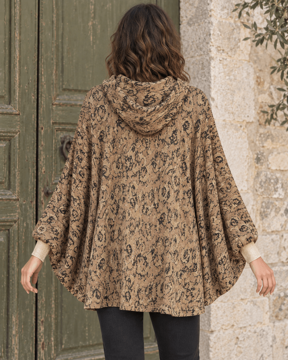 Dos long et capuche du sweat California camel à poignets dorés