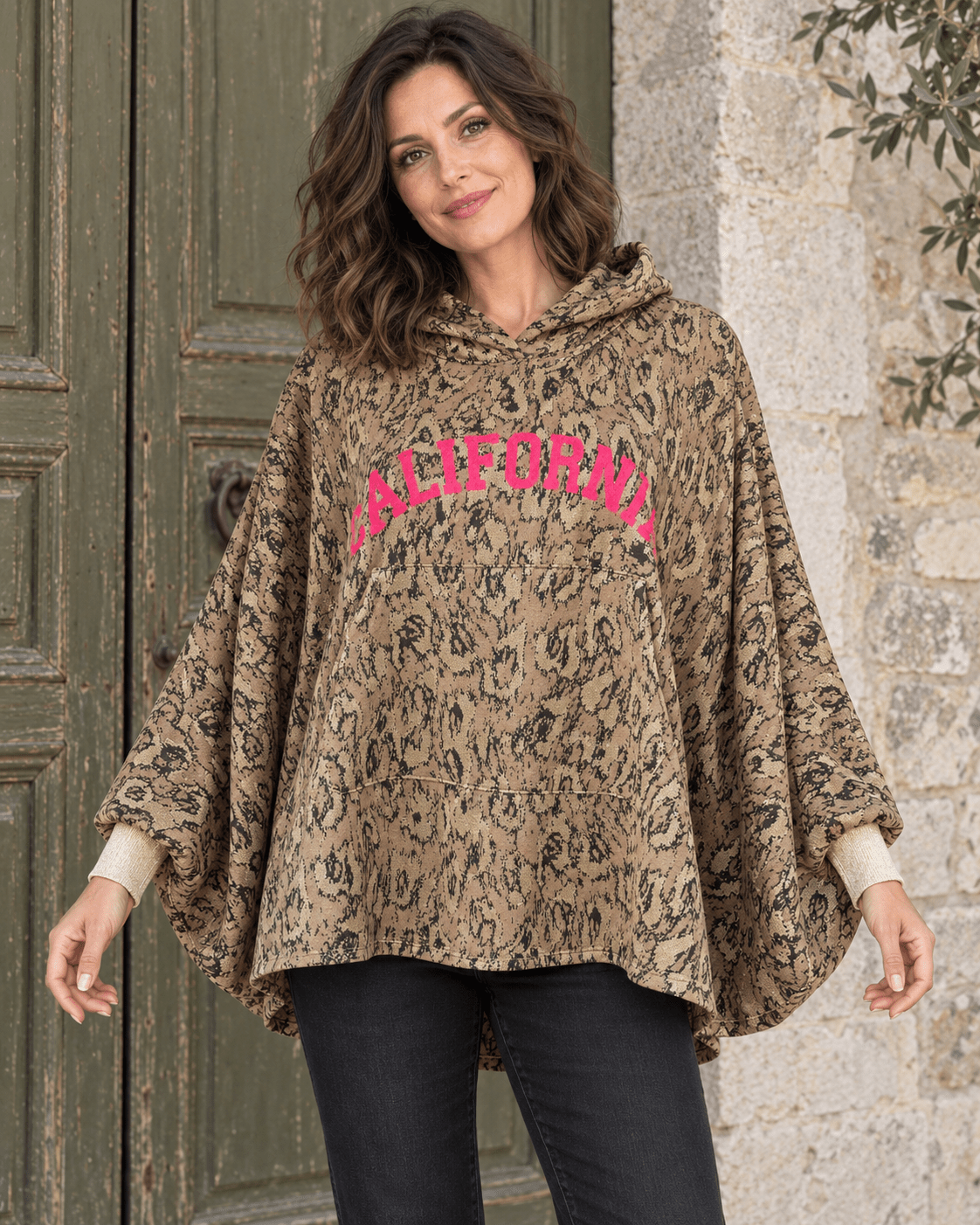 Sweat California camel porté de face, inscription rose fluo et manches chauve-souris