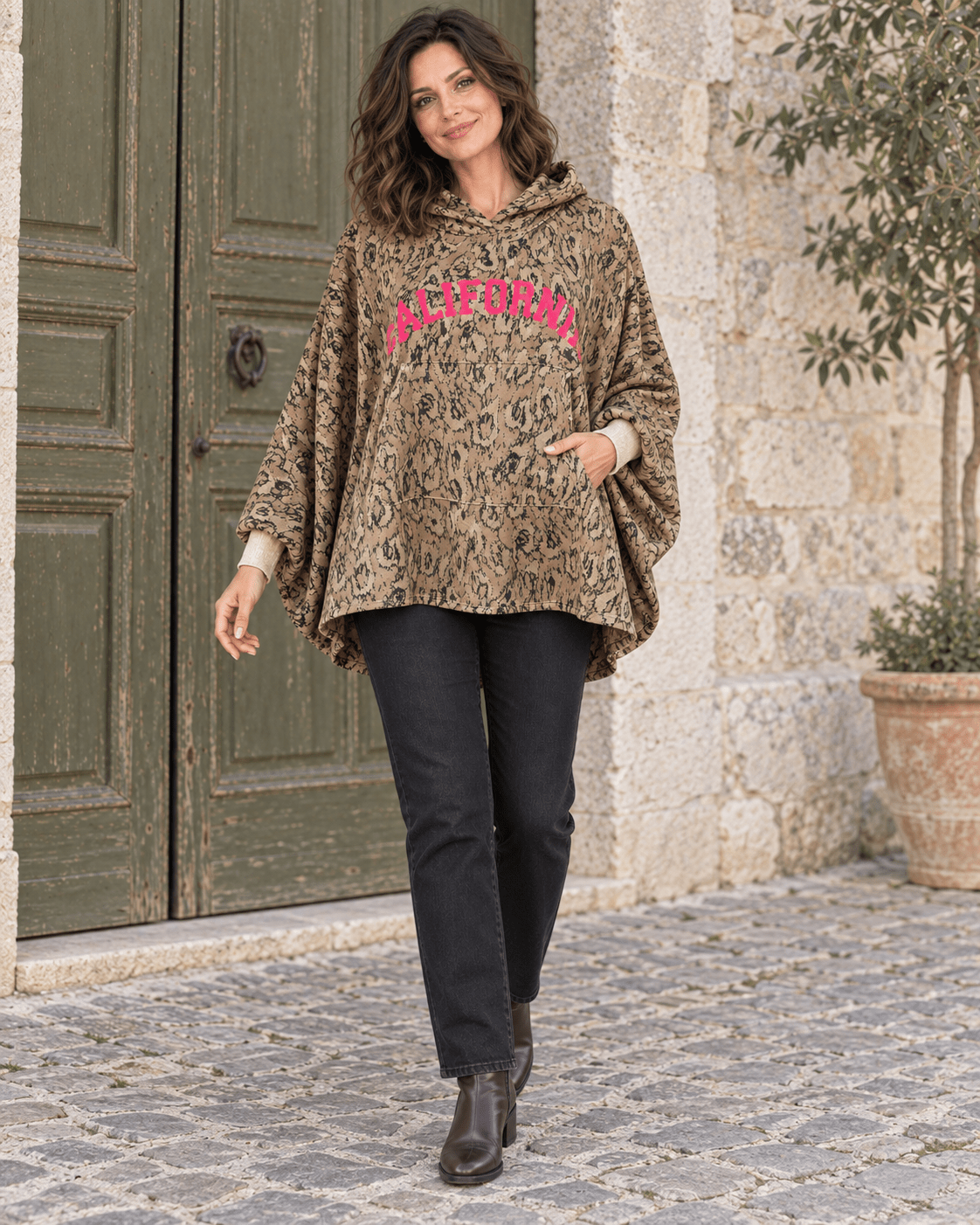 Silhouette entière en sweat California camel, jean noir et bottines