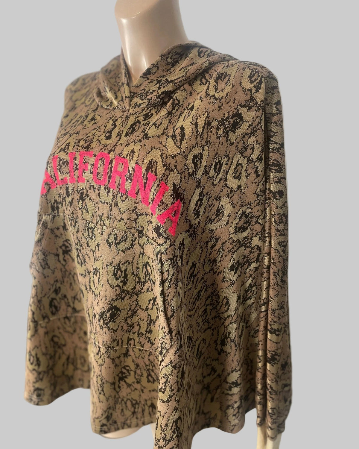 Détail du col à capuche et de la poche du sweat California camel