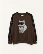 Sweat Catty Chic chocolat à plat sur fond ivoire, éclairage harmonisé