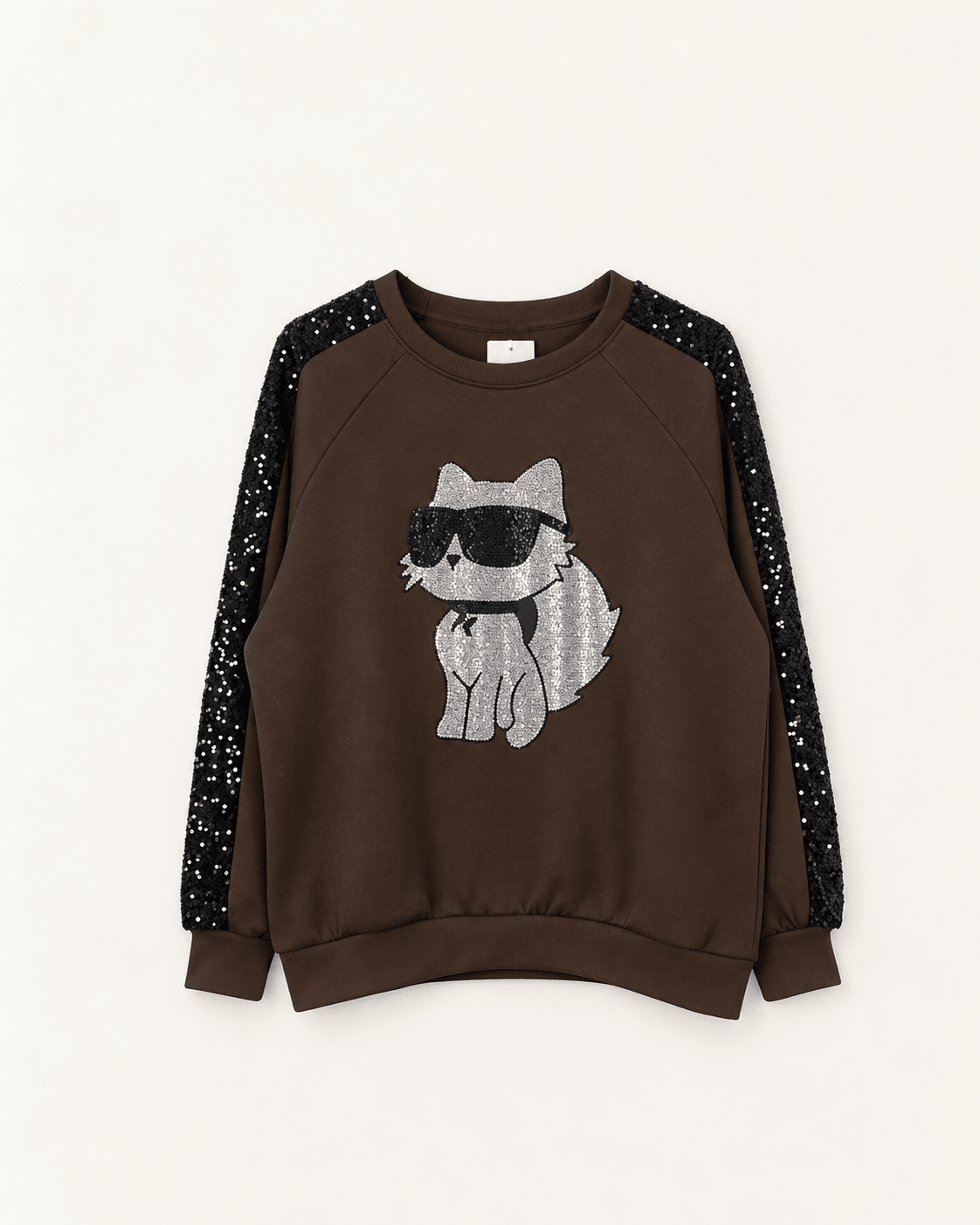 Sweat Catty Chic chocolat à plat sur fond ivoire, éclairage harmonisé