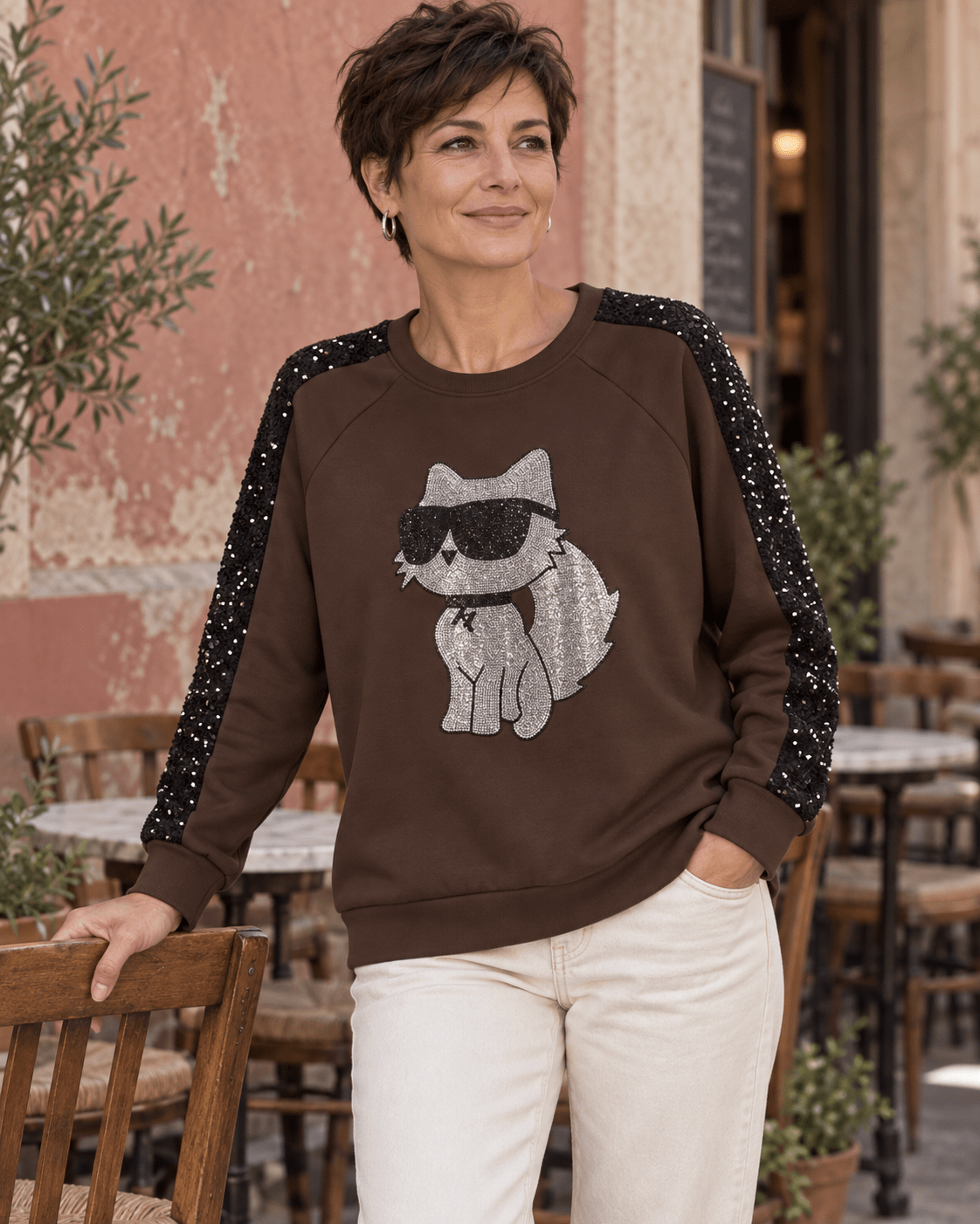 Sweat Catty Chic chocolat porté de face, chat argenté et bandes de sequins noires