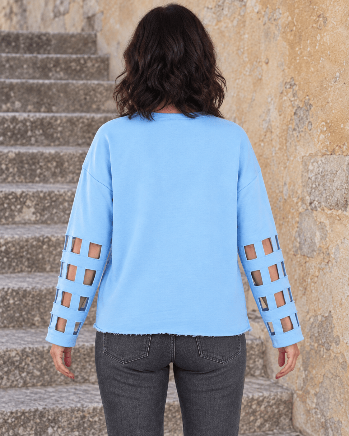 Dos uni du sweat Crâne Fleuri bleu ciel et bandes ajourées des manches