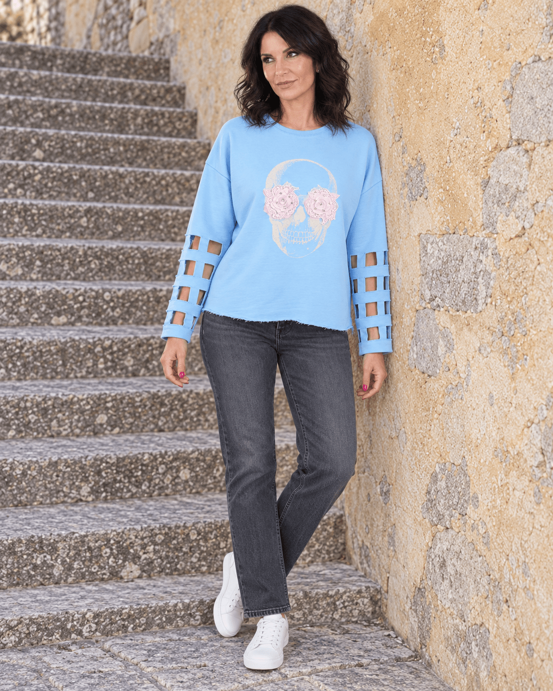 Silhouette entière en sweat Crâne Fleuri bleu ciel, jean gris et baskets