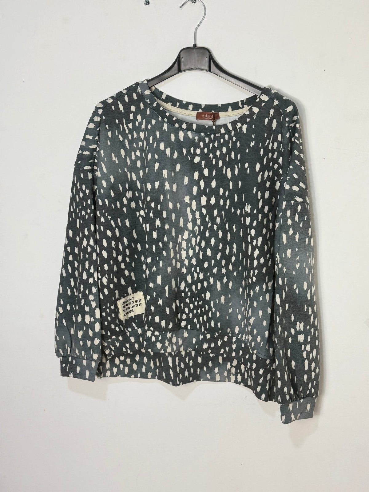 Sweat Fanny  à imprimé faon porté, col rond et coupe courte ample avec dos légèrement plus long. 