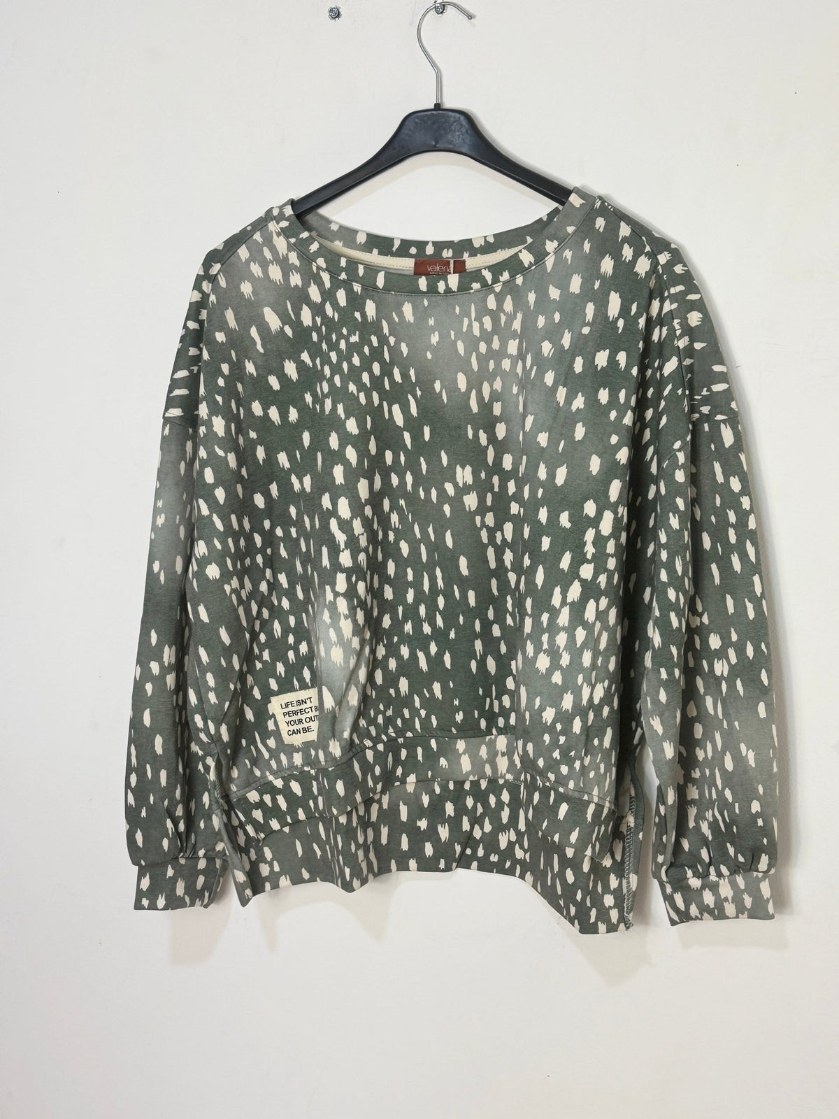 Sweat Fanny kaki à imprimé faon porté, col rond et coupe courte ample avec dos légèrement plus long. 