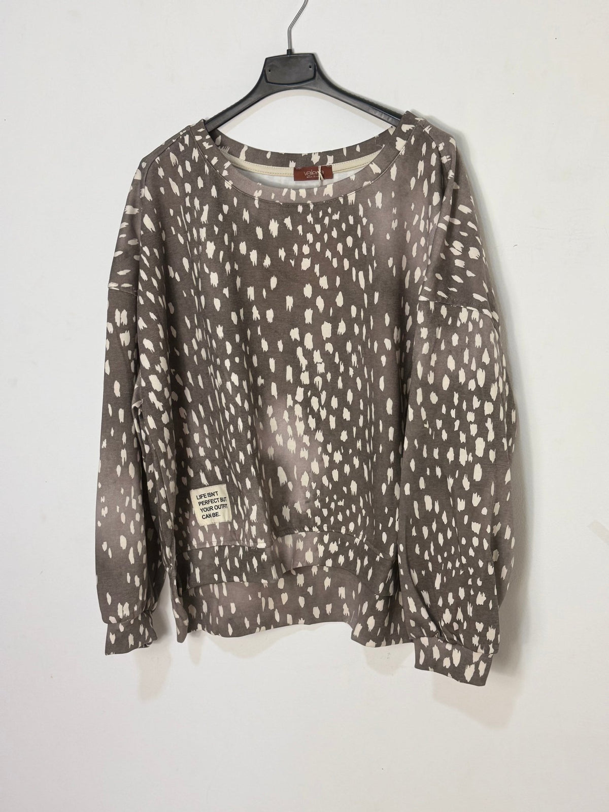 Sweat Fanny taupe à imprimé faon porté, col rond et coupe courte ample avec dos légèrement plus long. 