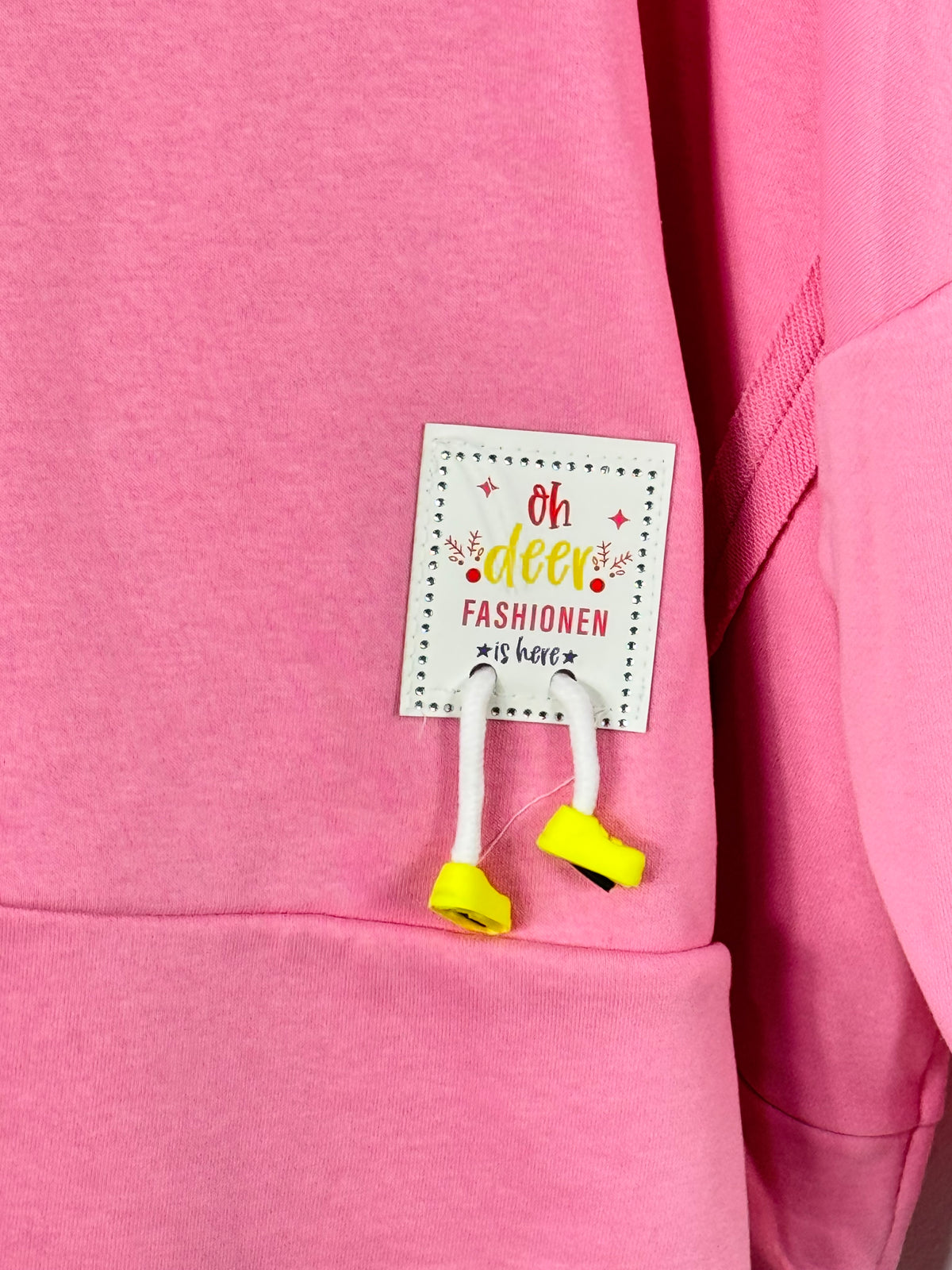 Sweat Fashionen détail de l’écusson et des chaussures jaunes – Mam’s Ailes