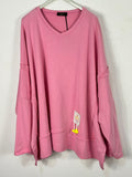 Sweat Fashionen rose de face, col V et écusson fantaisie – Mam’s Ailes