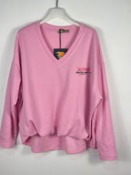 Sweat Instable rose vu de face sur cintre, avec petit message sur la poitrine gauche.