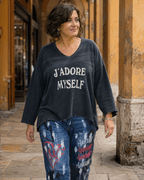 Femme pulpeuse portant le sweat J’adore Myself anthracite avec le jean Amore sous les arcades de Bologne