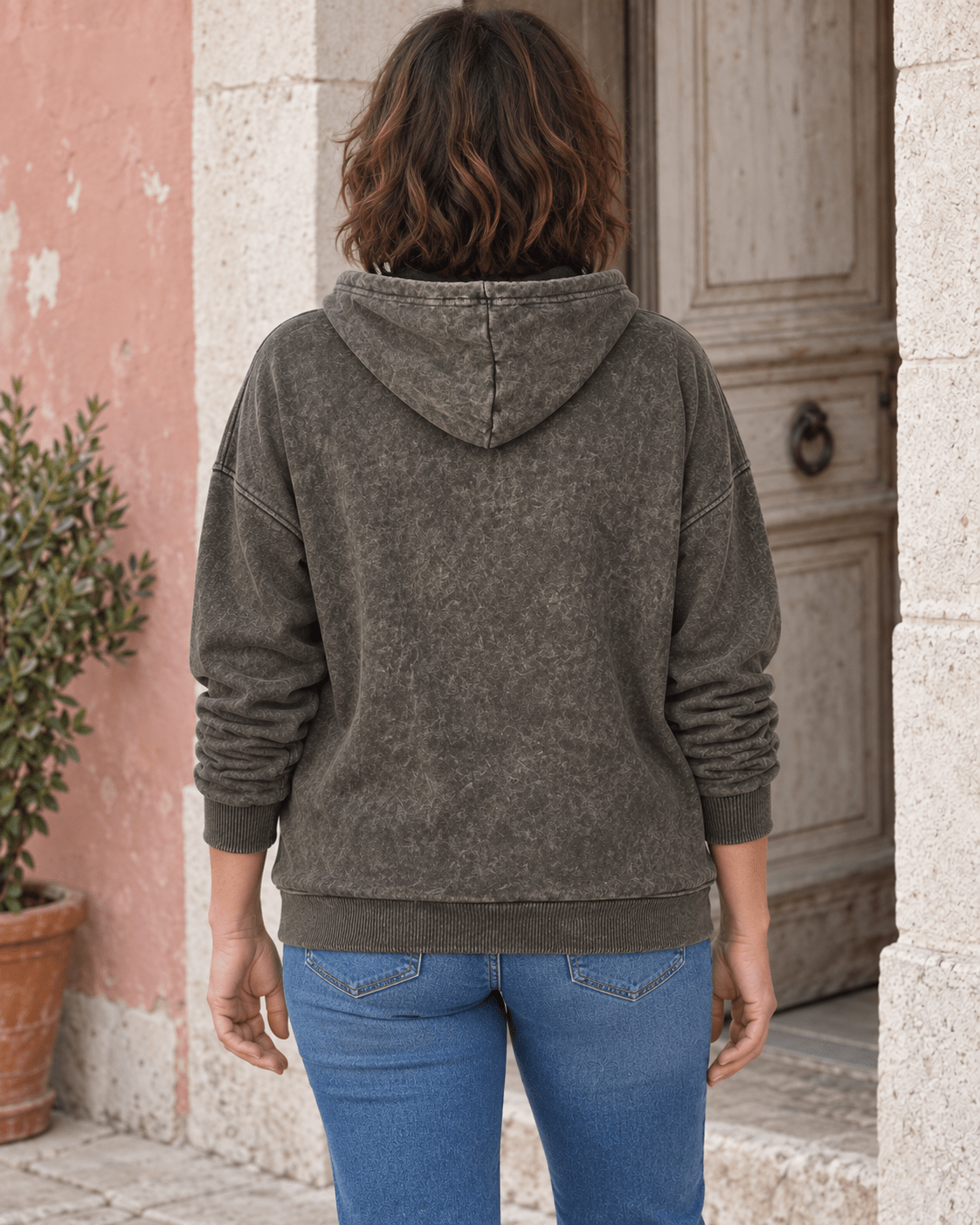 Dos uni délavé du sweat Laboubou porté, capuche et coupe ample