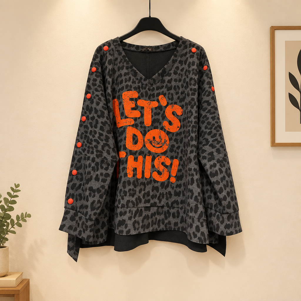 Sweat Let’s Go léopard anthracite sur cintre, col V, inscription LET’S DO THIS orange et boutons assortis sur les manches