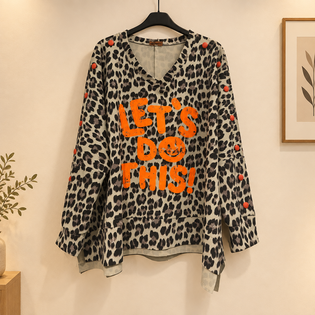 Sweat Let’s Go léopard beige sur cintre, col V, inscription LET’S DO THIS orange et boutons assortis sur les manches