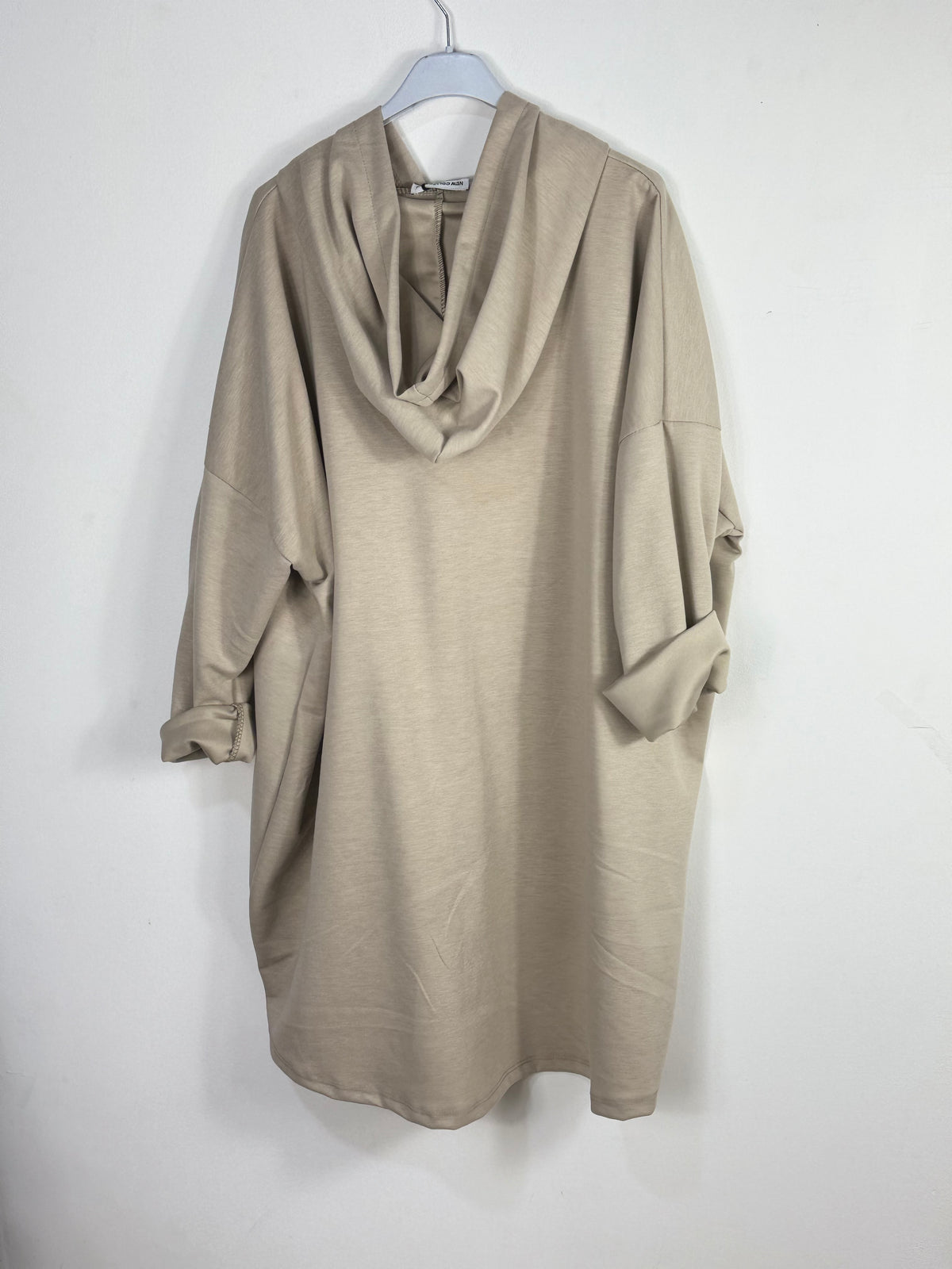 Sweat long Morgane vue sur cintre, couleur beige vue de dos