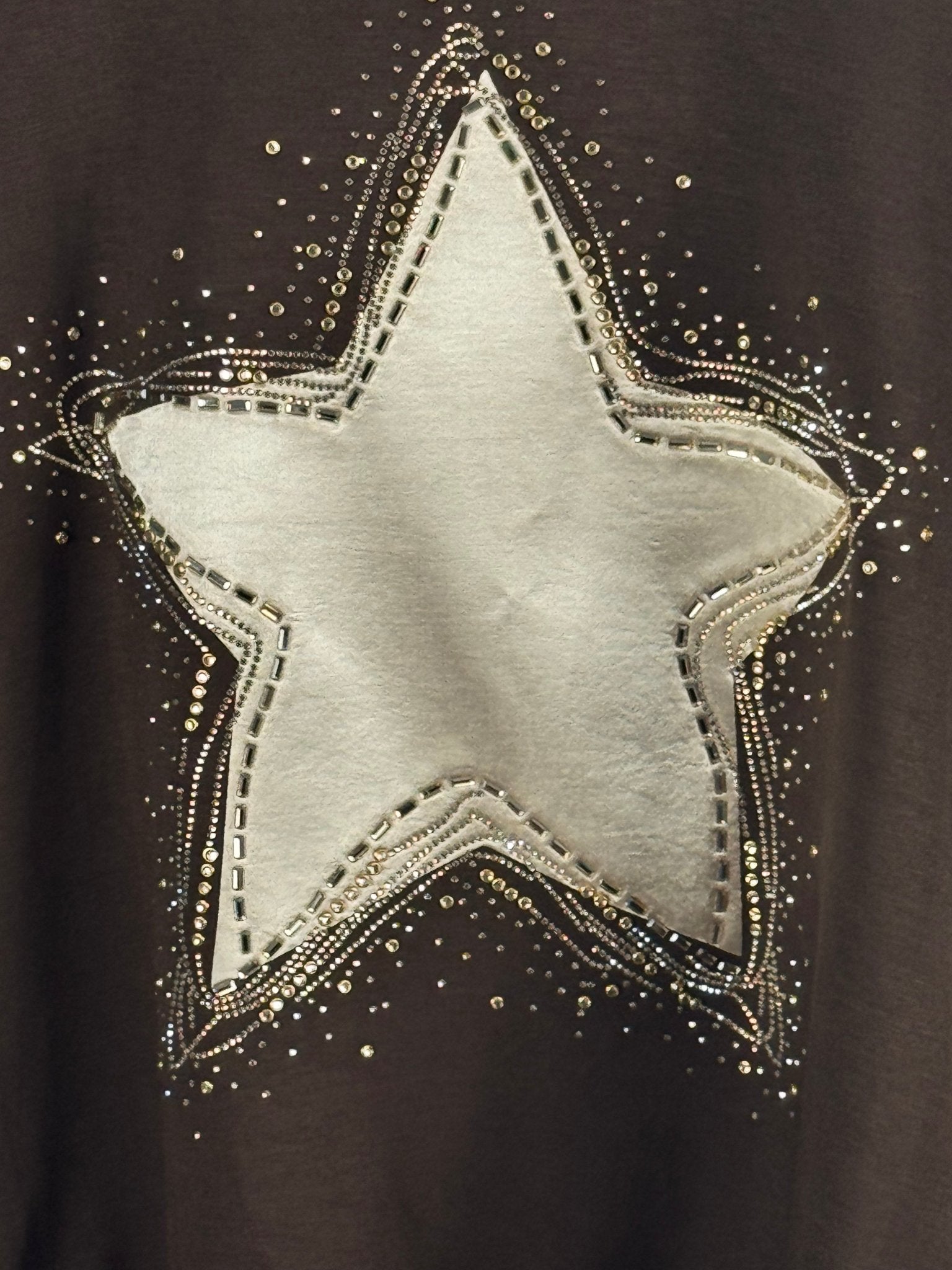 Détail de l’étoile dorée et des strass du Sweat Luce chocolat