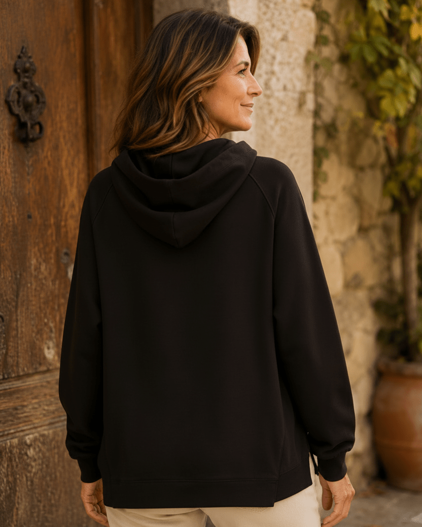 Vue de dos portée du Sweat Luce noir à capuche avec coupe ample et boutons bijoux placés sur les côtés en bas du sweat