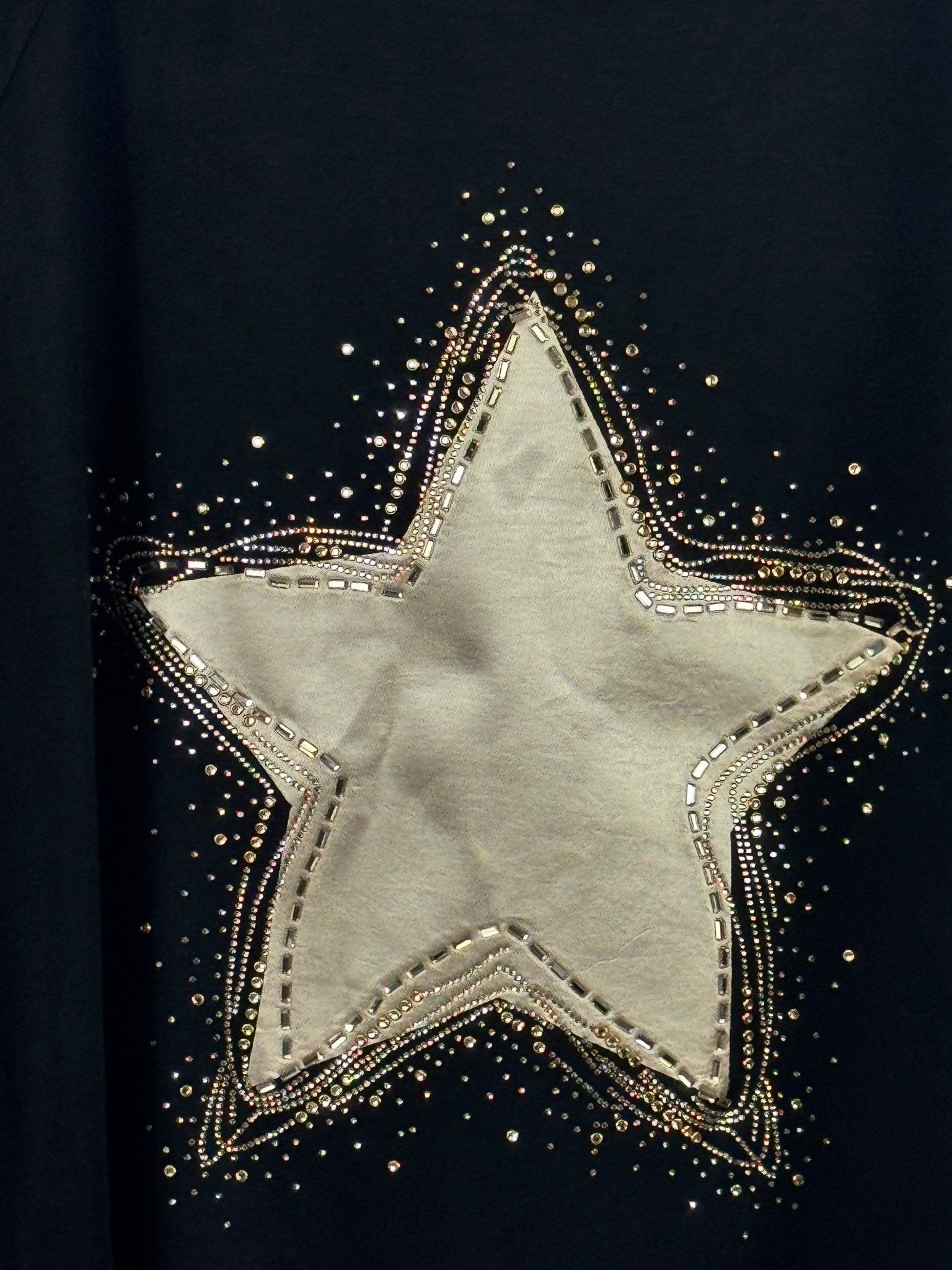 Détail de l’étoile dorée et des strass du Sweat Luce noir