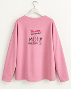 Sweat rose Moi non plus sur cintre, vue de dos montrant le grand message illustré et la longueur arrière ; photo retouchée.