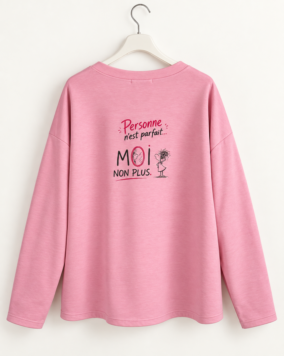 Sweat rose Moi non plus sur cintre, vue de dos montrant le grand message illustré et la longueur arrière ; photo retouchée.